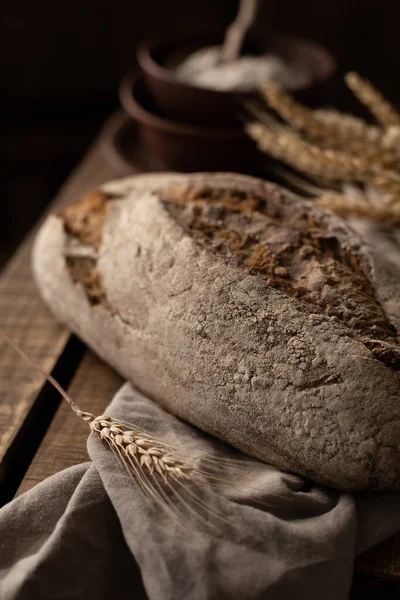 Σπιτικό Ψωμί Σίκαλης Και Υφασμάτινη Πετσέτα Ξύλινο Τραπέζι Έννοια Αρτοποιίας — Φωτογραφία Αρχείου