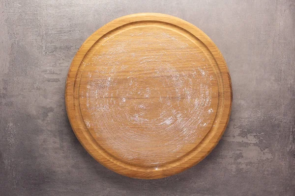 比萨饼板在石头背景的顶部桌子上 木制刨花板 — 图库照片