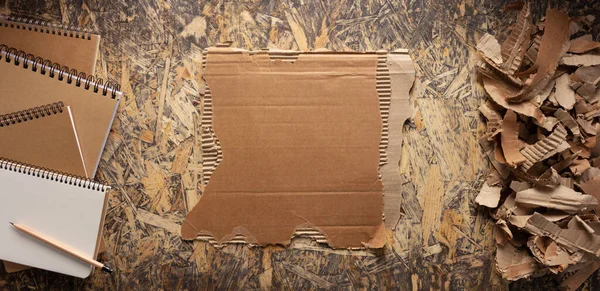 Çizgili Kontrplak Arka Planda Karton Yırtık Kahverengi Yırtık Kağıt Geri — Stok fotoğraf