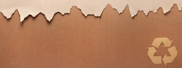 Kağıt Arkaplan Dokusunda Karton Yırtık Geri Dönüşüm Sembolü Kahverengi Yırtık — Stok fotoğraf