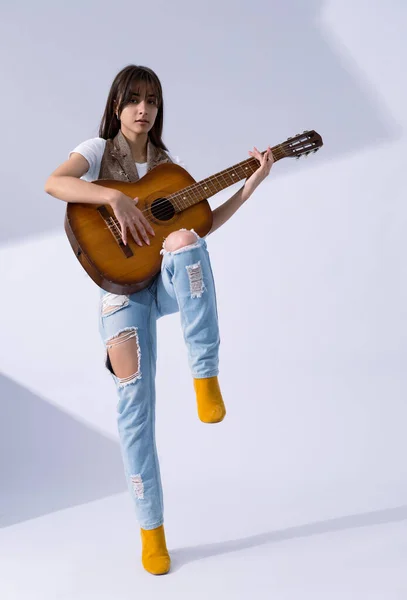 年轻女子弹吉他 持有古典吉他的生活风格音乐家 — 图库照片