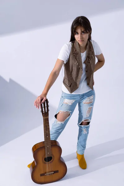 年轻女子的全息声吉他 带着古典吉他手的音乐人 — 图库照片