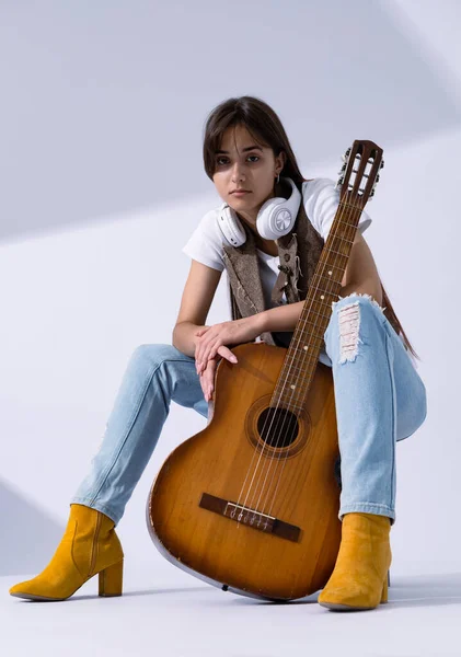 年轻女子的全息声吉他 音乐家带着古典吉他坐在录音室里 — 图库照片