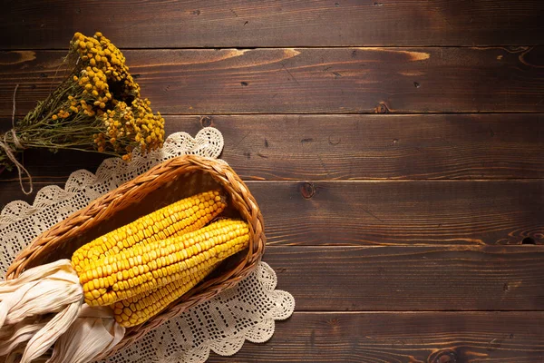 Szárított Kukorica Cob Asztalon Mint Őszi Csendélet Jogdíjmentes Stock Képek