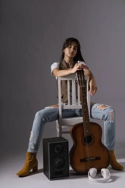 Joven Mujer Holdilng Guitarra Clásica Sentado Una Silla Músico Estudio Fotos De Stock Sin Royalties Gratis