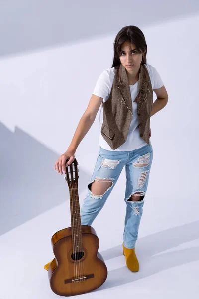 Genç Bir Kadın Akustik Gitar Tutuyor Klasik Gitarla Ayakta Duran Telifsiz Stok Imajlar