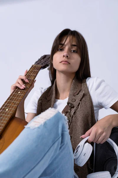 Joven Mujer Holdilng Guitarra Acústica Músico Sentado Estudio Con Guitarra Fotos de stock