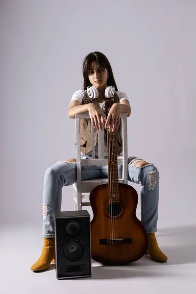 Jovem Mulher Segurando Guitarra Acústica Sentada Uma Cadeira Músico Estúdio Fotos De Bancos De Imagens