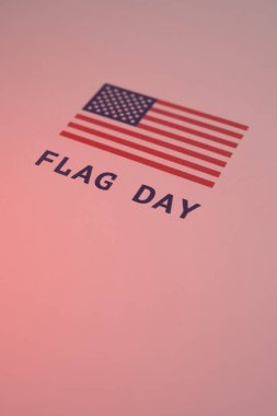 ABD 'de Ulusal Bayrak Günü. ABD 'de yıllık 14 Haziran tatili kutlandı. Amerikan bayrağıyla vatansever tarzı tasarım. Poster, tebrik kartı, afiş ve geçmiş. Görüntü