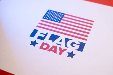 ABD 'de Ulusal Bayrak Günü. ABD 'de yıllık 14 Haziran tatili kutlandı. Amerikan bayrağıyla vatansever tarzı tasarım. Poster, tebrik kartı, afiş ve geçmiş. Görüntü