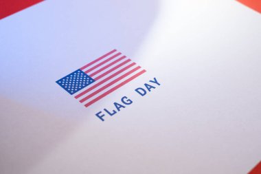 ABD 'de Ulusal Bayrak Günü. ABD 'de yıllık 14 Haziran tatili kutlandı. Amerikan bayrağıyla vatansever tarzı tasarım. Poster, tebrik kartı, afiş ve geçmiş. Görüntü