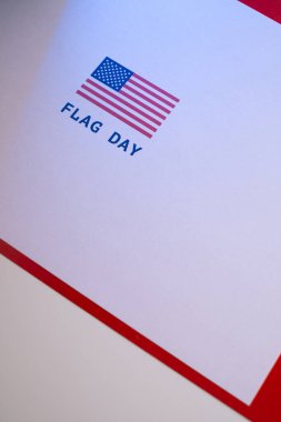 ABD 'de Ulusal Bayrak Günü. ABD 'de yıllık 14 Haziran tatili kutlandı. Amerikan bayrağıyla vatansever tarzı tasarım. Poster, tebrik kartı, afiş ve geçmiş. Görüntü