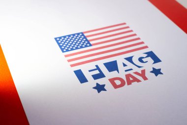 ABD 'de Ulusal Bayrak Günü. ABD 'de yıllık 14 Haziran tatili kutlandı. Amerikan bayrağıyla vatansever tarzı tasarım. Poster, tebrik kartı, afiş ve geçmiş. Görüntü