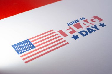 ABD 'de Ulusal Bayrak Günü. ABD 'de yıllık 14 Haziran tatili kutlandı. Amerikan bayrağıyla vatansever tarzı tasarım. Poster, tebrik kartı, afiş ve geçmiş. Görüntü