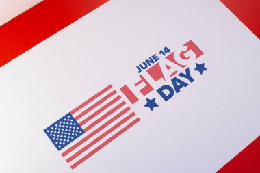 ABD 'de Ulusal Bayrak Günü. ABD 'de yıllık 14 Haziran tatili kutlandı. Amerikan bayrağıyla vatansever tarzı tasarım. Poster, tebrik kartı, afiş ve geçmiş. Görüntü
