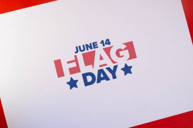 ABD 'de Ulusal Bayrak Günü. ABD 'de yıllık 14 Haziran tatili kutlandı. Amerikan bayrağıyla vatansever tarzı tasarım. Poster, tebrik kartı, afiş ve geçmiş. Görüntü