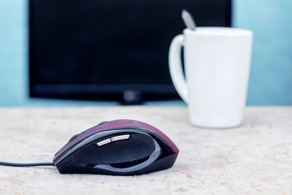 コンピュータの近くにコンピュータのマウスと紅茶のマグカップ — ストック写真