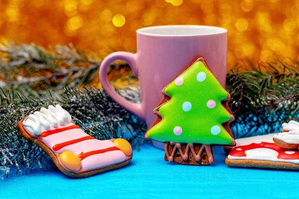 Weihnachts Und Neujahrskekse Neben Einem Becher Mit Tee Oder Kaffee — Stockfoto