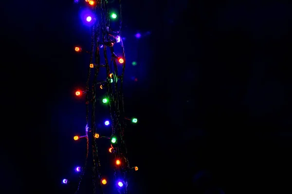 Χριστούγεννα Και Πρωτοχρονιά Γιρλάντα Φωτεινά Πολύχρωμα Φώτα Μαύρο Απομονωμένο Φόντο — Φωτογραφία Αρχείου