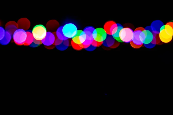 Slavnostní Vánoce Nový Rok Pozadí Rozostřené Pestrobarevné Světla Věnce Černém — Stock fotografie