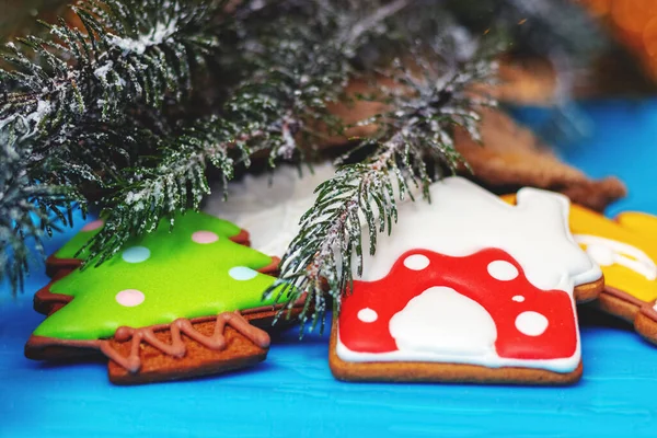 Вкусное Рождественское Печенье Рядом Елкой — стоковое фото