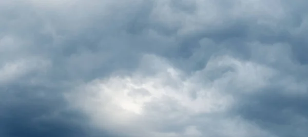 Тёмное Облачное Небо Небольшой Поляной Посередине — стоковое фото