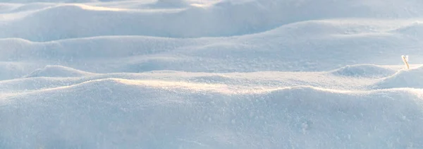 雪に覆われた波状の凹凸のある冬の背景 雪の質感 — ストック写真