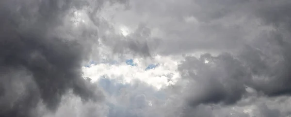 Ciel Orageux Avec Des Nuages Sombres Peu Lumière Intérieur — Photo