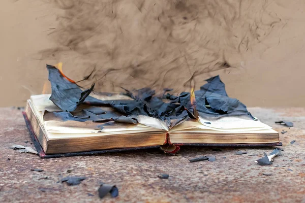Открытая Книга Обугленными Страницами Следами Огня Дыма — стоковое фото