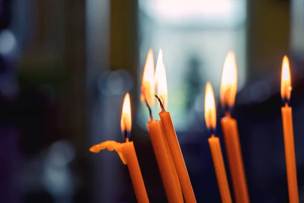 Свічки Горять Церкві Темному Тлі — стокове фото