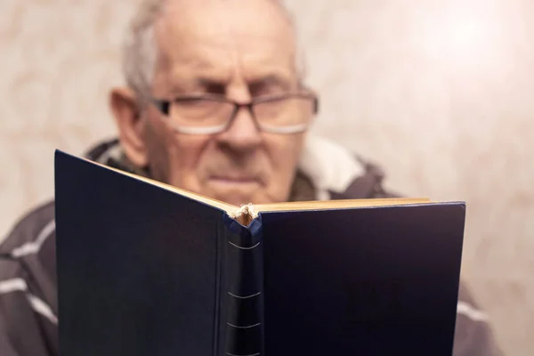 Dziadek Okularach Czyta Książkę Pokoju Wypoczynek Dla Osób Starszych — Zdjęcie stockowe