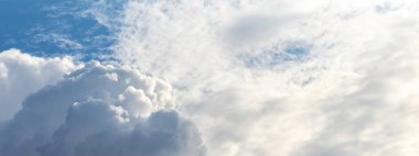 Güneşli havada farklı şekillerde bulutlarla mavi gökyüzü