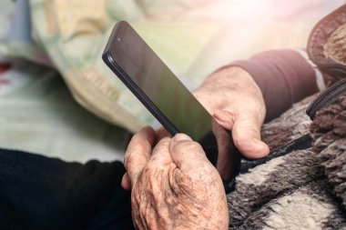 Büyükbabamın elinde bir cep telefonu var. Yaşlılar için boş zaman