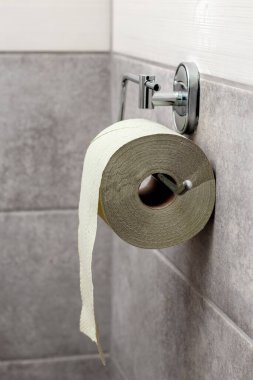 Tuvaletteki tutacağa tuvalet kağıdı.