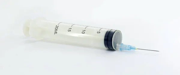 白色背景的注射器医疗设备 — 图库照片