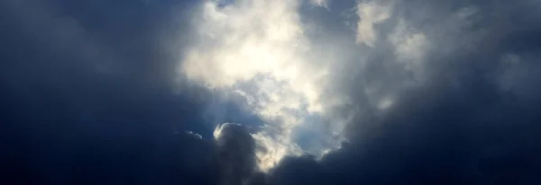 Σκούρο Θυελλώδη Ουρανό Ένα Λευκό Σύννεφο Φωτίζεται Από Τον Ήλιο — Φωτογραφία Αρχείου