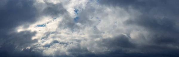 Céu Está Coberto Nuvens Espessas Através Das Quais Luz Solar — Fotografia de Stock
