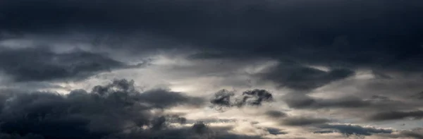 Unheilvoller Himmel Mit Dunklen Wolken Dunkle Gewitterwolken Verhüllten Den Himmel — Stockfoto