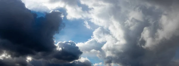 暗く白い大きな雲と嵐の空 — ストック写真