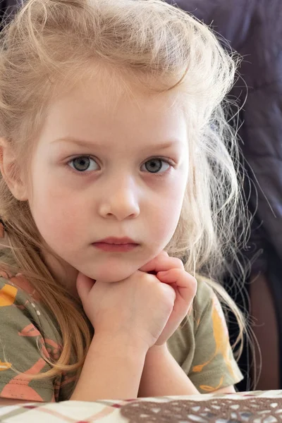 Portrait Une Petite Fille Regard Triste — Photo