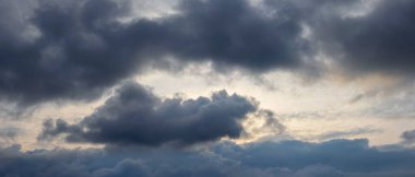 Akşam gökyüzünde kara şiddetli fırtına bulutları