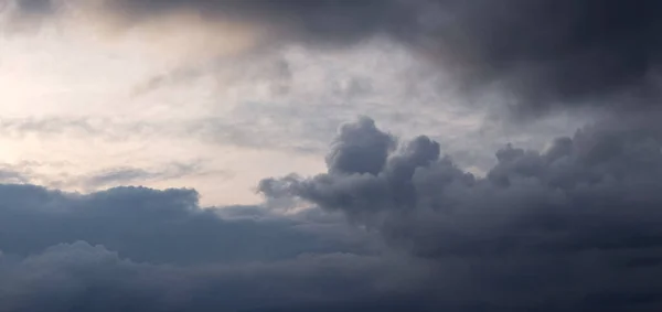 暗い雲と太陽の光が差し込む神秘的な空 暗い嵐の雲が空を覆いました — ストック写真