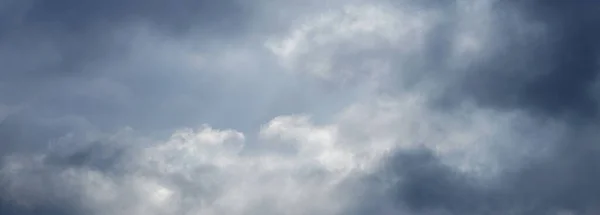 Ciel Orageux Avec Nuages Gris Lumière Soleil Pénètre Peine Travers — Photo