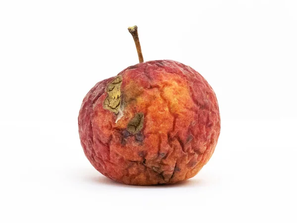 Zepsute Jabłko Zmarszczkami Białym Odizolowanym Tle — Zdjęcie stockowe