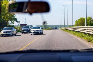 Otobanda trafik, arabanın içinden manzara.