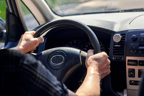 Ręce Mężczyzn Kierownicy Podczas Prowadzenia Samochodu — Zdjęcie stockowe