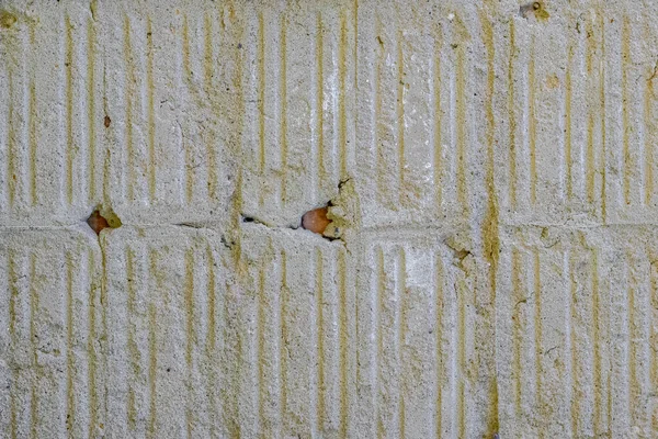 解体されたタイルに面した垂直ストライプのコンクリート壁 — ストック写真