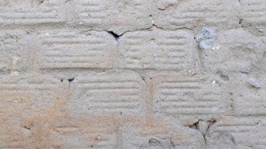 Beton bir duvarın dokusu ve parçalanmış karoların izleri.