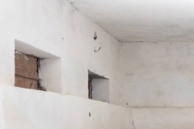 Kireç beyazı duvarlı bodrum, tasarım boş, kopyalama alanı 