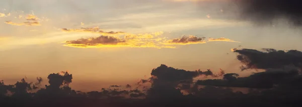 Ciemne Dramatyczne Niebo Chmurami Podczas Zachodu Słońca Zmierzch — Zdjęcie stockowe